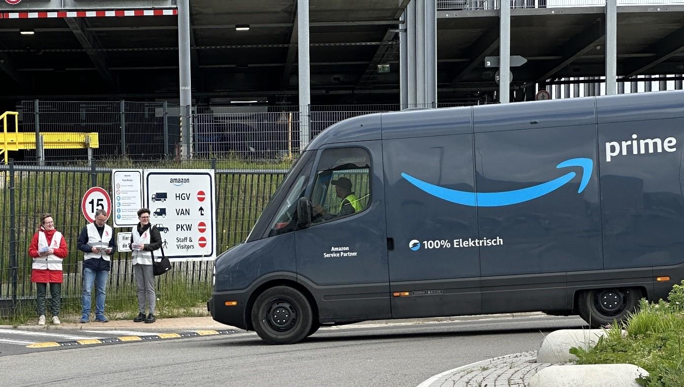 Aktion „Faires Paket“ am 15. Mai 2025 vor dem Amazon-Verteilzentrum in Aachen